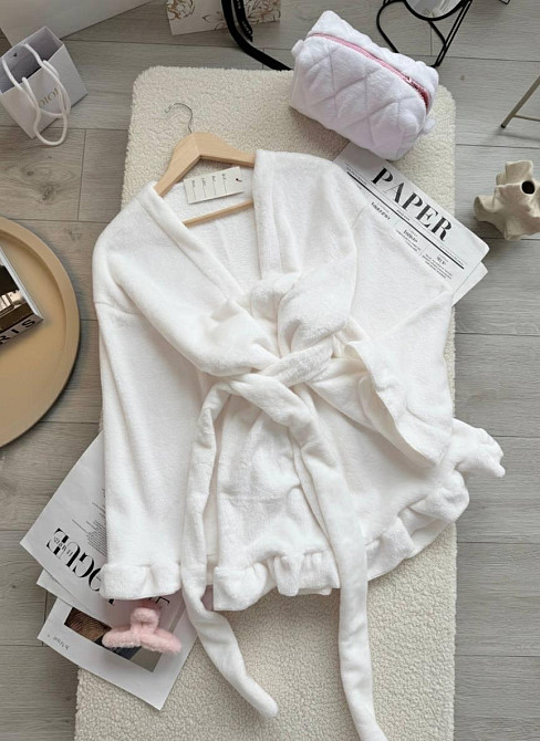 Жіночий теплий короткий халат на запах з рюшами Білий Одеса - фото 2