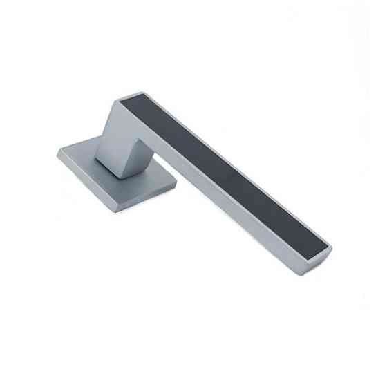 Ручка для дверей на квадратній розетці Кедр Ультра 21.810 MCP/BL хром матовий з чорною вставкою Київ