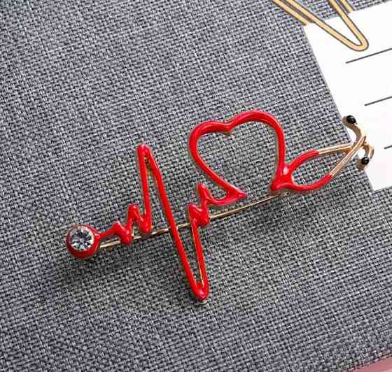 Брошь в форме стетоскопа с красным сердцем и кристаллом Киев