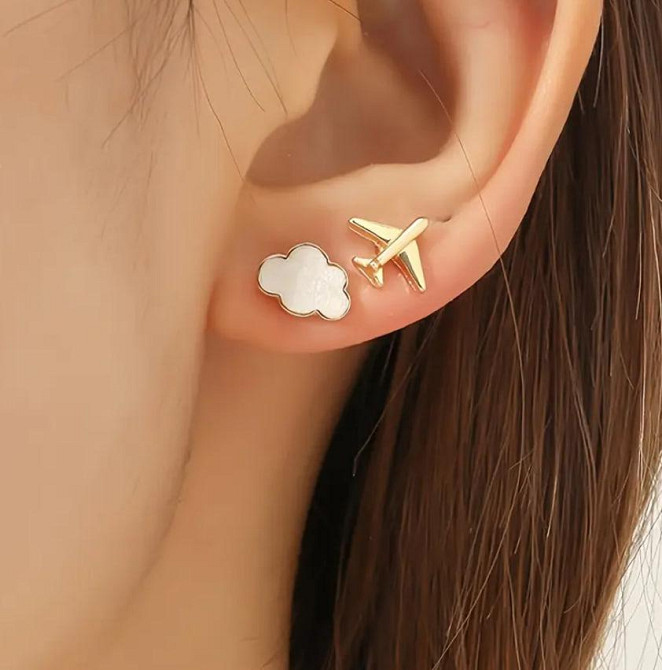 Серьги-пусеты минималистичные с дизайном самолета и облака 2 шт, цинковый сплав, эмаль, золотистые Киев - изображение 1