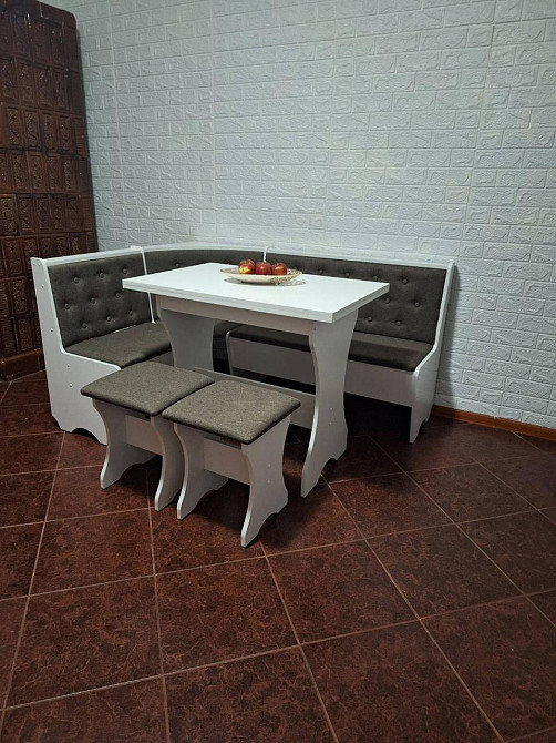 Маленький узкий обеденный кухонный уголок на кухню с раскладным столом и мягкими табуретками Белый Львов - изображение 9