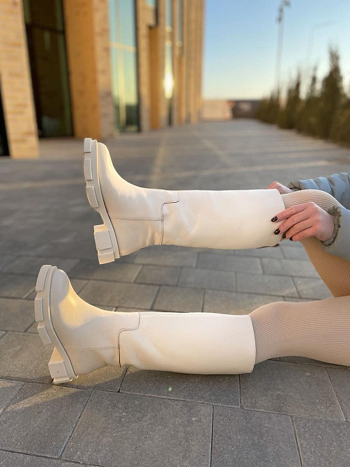 Чоботи зимові жіночі з натуральної шкіри на низькому ходу бежевого кольору р. 36, 37, 39 / Чобо Коломия - фото 1