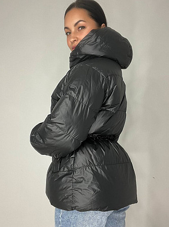 Куртка жіноча Fashion 2401 глянцева подовжена з капюшоном пояс шнурок чорна, чорний, L Одеса - фото 5