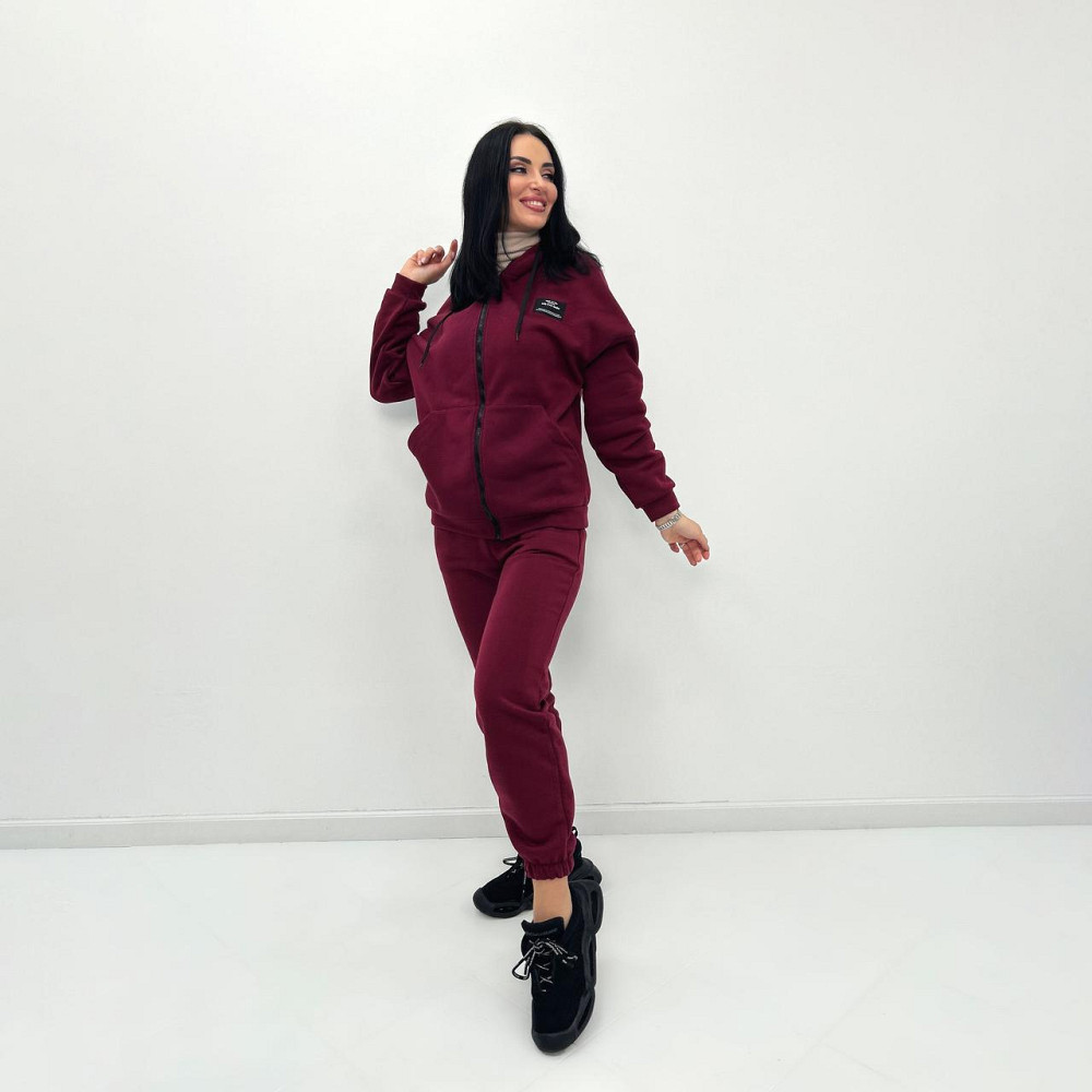 Женский спортивный костюм c нашивками 