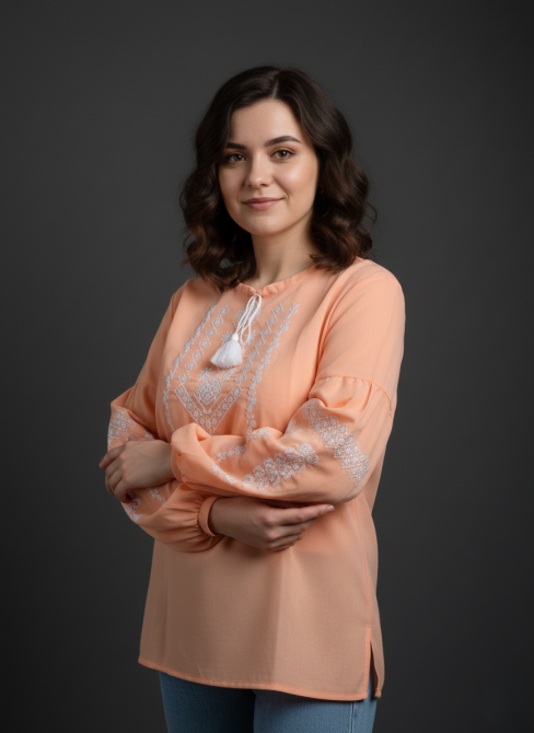 Шифонова жіноча блуза в ніжному кольорі з білим вишитим орнаментом Київ - фото 2