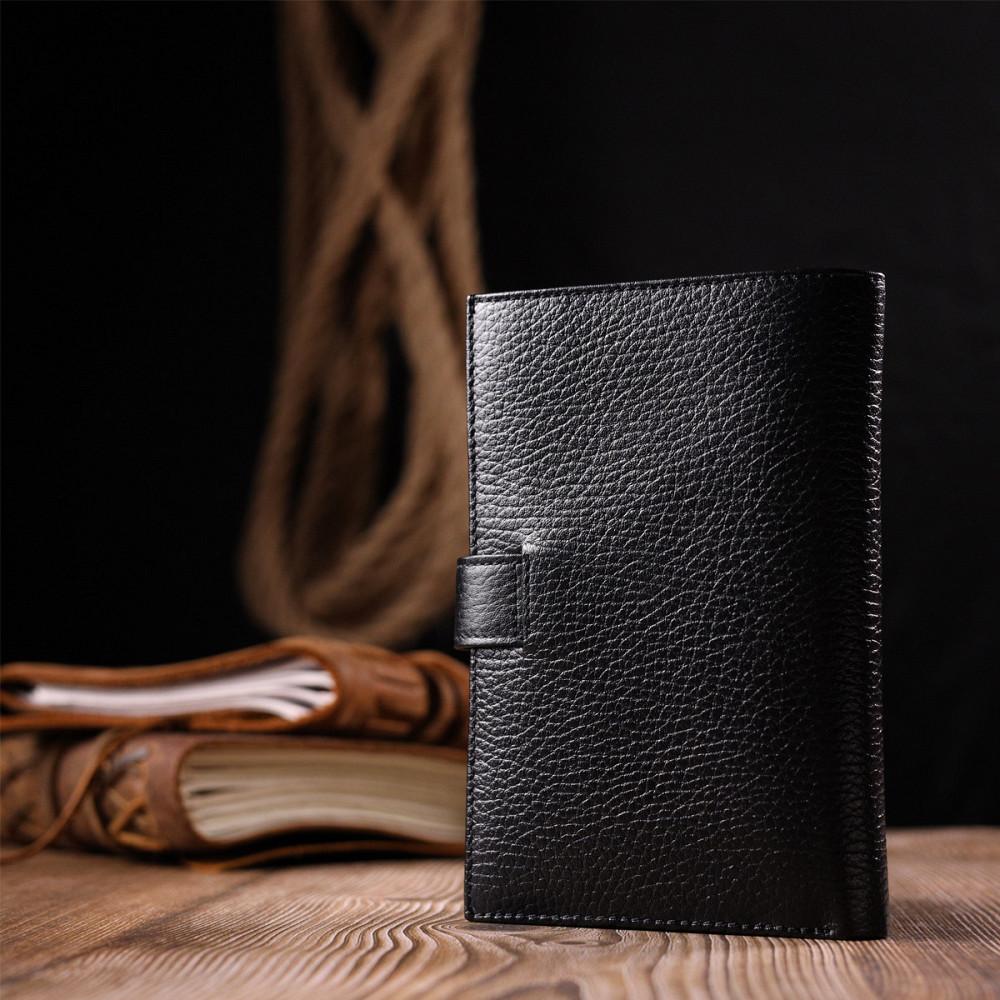 Вертикальное мужское портмоне с хлястиком из натуральной кожи KARYA 21195 Черный Киев - изображение 10