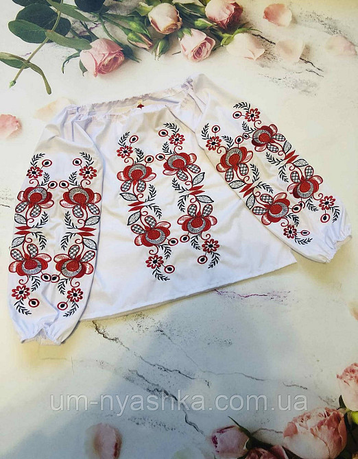 Нежная блузка с вышивкой 