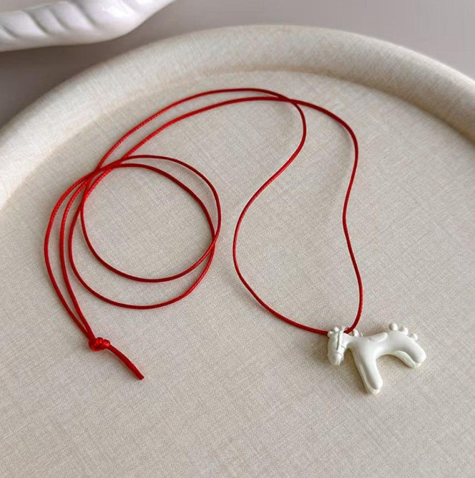 Подвеска с лошадью в белом цвете — талисман на красном шнурке Киев - изображение 1
