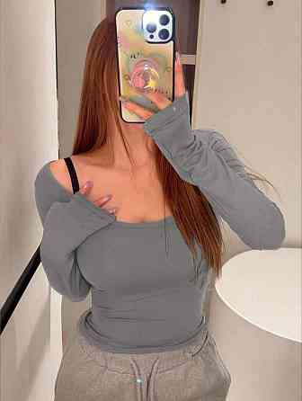 Жіночий базовий лонгслів 2в1 з комбінованим і спокусливим вирізом. Сіро-білий Одеса