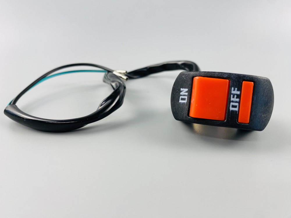 Вимикач універсальний ON-OFF, хомутного типу, диметр 22 мм, 12V/10A, дріт 30 см Мукачево - фото 1