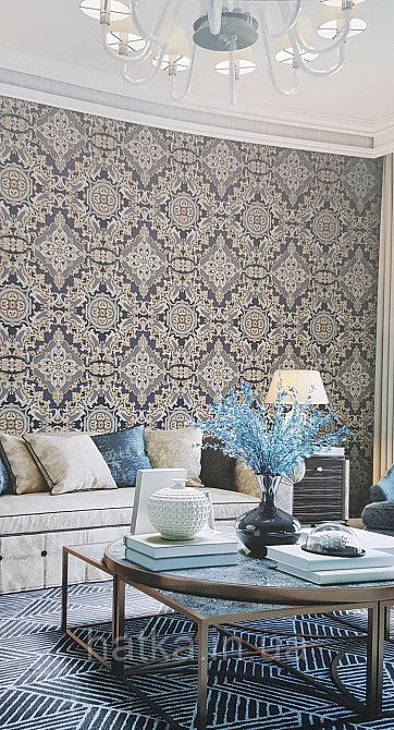 Шпалери вінілові на флізеліні AdaWall Seyyah 1.06х10 вензелю квіти фігури структурне золото срібло на синьому Київ - фото 1
