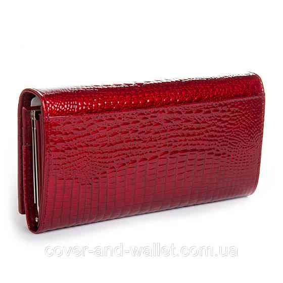 Лаковый женский кожаный кошелёк на магнитах красного цвета ST Leather Киев