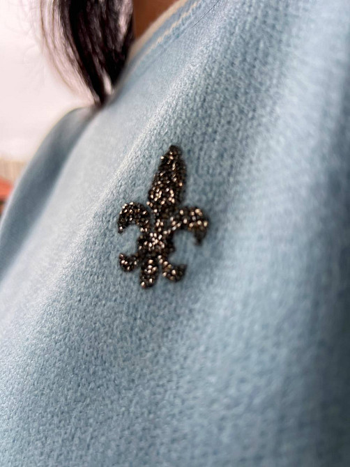 Светр жіночий A-N 6101 широкий оверсайз прикраса вензель попереду з камінням, блакитний, one size Київ - фото 17