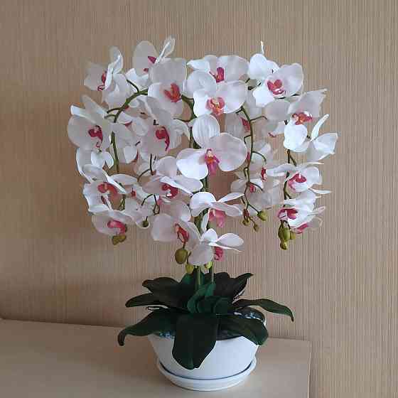 Штучна латексна орхідея преміум в білому керамічному кашпо на п'ять гілок біло-малинова Дніпро