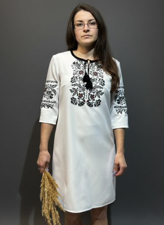 Женское белое вышитое платье с очаровательной цветочной черной вышивкой на рукавах 40 Киев