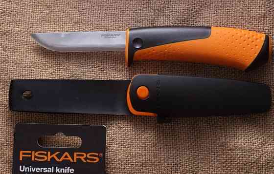 Универсальный Нож с чехлом-точилкой Fiskars (1023618) Нержавеющая сталь Нововолынск