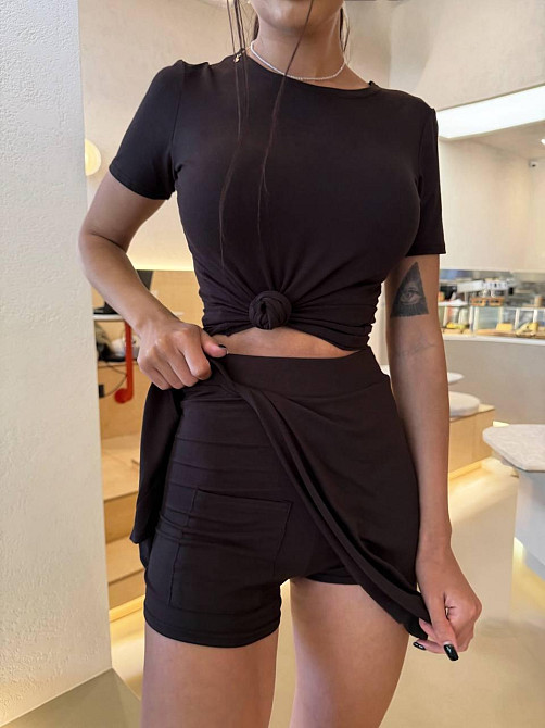 Жіночий базовий літній костюм-двійка: футболка + шорти-спідниця з кишенею турецька віскоза Чорний Одеса - фото 2