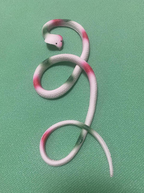 Іграшка змія резинова білого кольору, Декор на Хеллоуїн, чудова прикраса хеллоуін, розмір 70 см Київ - фото 5