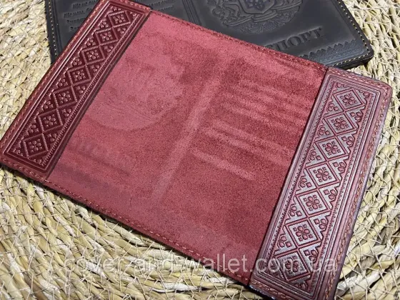 Патріотична шкіряна обкладинка на паспорт України бордового кольору ST Leather Київ