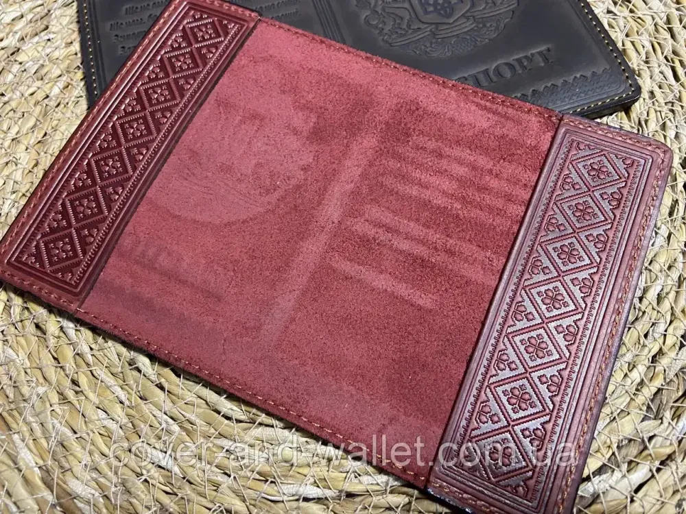 Патріотична шкіряна обкладинка на паспорт України бордового кольору ST Leather Київ - фото 2