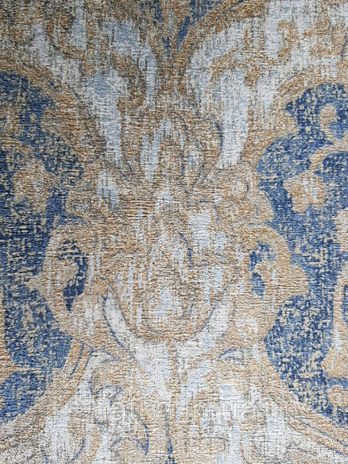 Обои виниловые на флизелине Grandeco Tibet метровые структурные вензель под ткань гобелен золотистый синий Киев - изображение 2