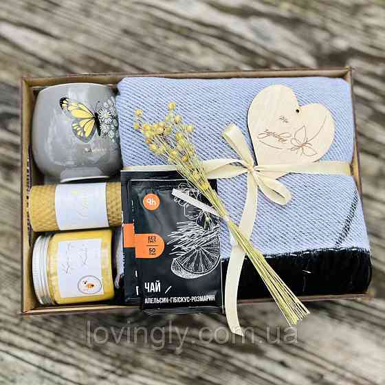 Універсальний подарунковий набір з натуральними компонентами — дерев’яна скринька, плед, чай, мед і свічка Ірпінь