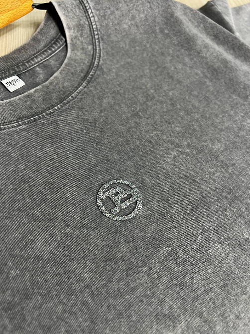 Футболка жіноча A-N 26089 тай-дай оверсайз з камінчиками літера B, сірий, one size Київ - фото 3