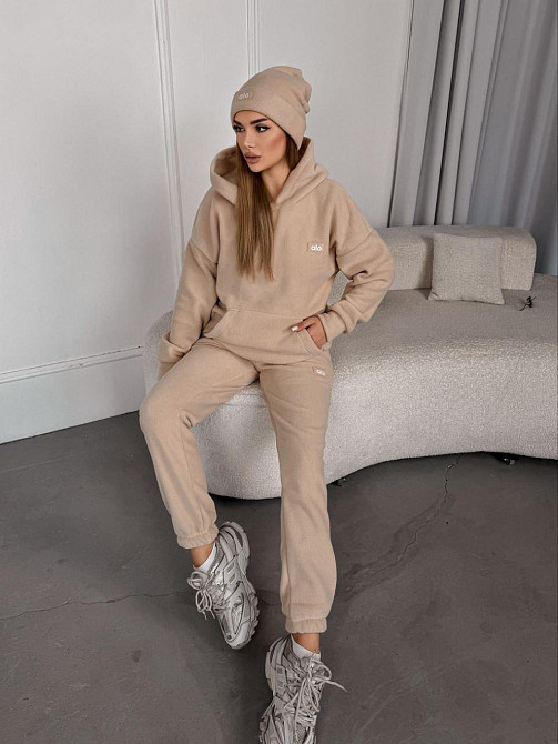 Женский стильный теплый костюм из флиса полар с шапкой Песочный, 50/52 Одесса - изображение 9