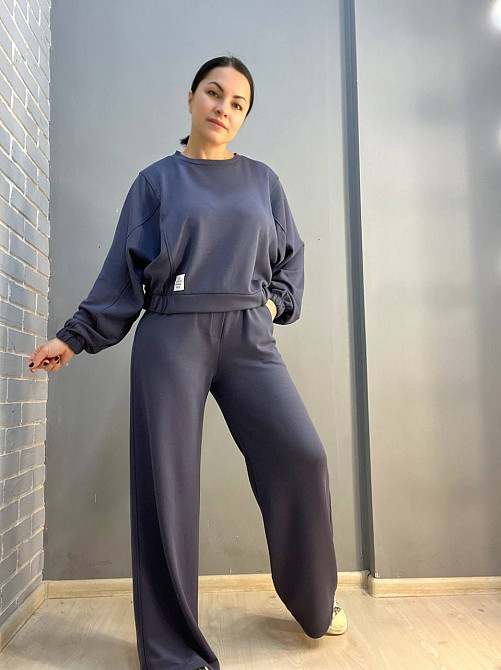 Костюм жіночий CREP 82287 біфлекс світшот резинка нашивка та брюки палаццо широкі від стегна графіт, Одеса - фото 9