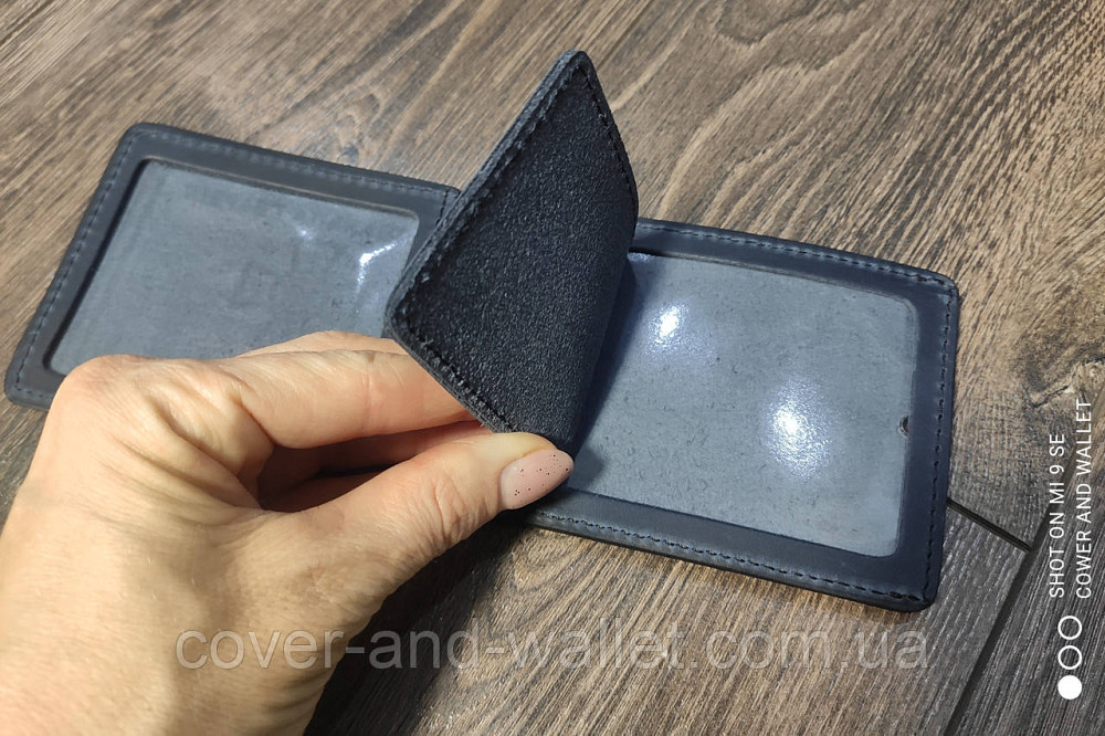 Кожаная обложка с карманом 