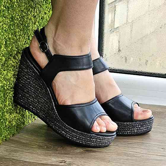 Жіночі Босоніжки на Танкетці Шкіряні Сандалії на Платформі Чорні Літні (розміри: 35,36,37,38,39,40) — 53-2 Дніпро