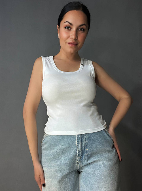 Майка женская A-N 25015 базовая трикотажная на широких бретелях с металлическим значком, белый, one size Киев - изображение 10