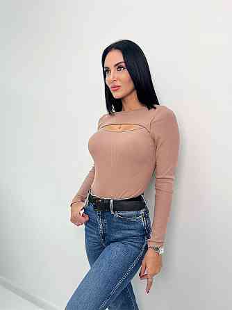 Трикотажна кофтинка з розрізом на грудях "Kiss" оптом I Норма і батал 42, Мокко Київ