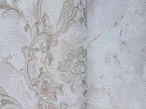 Шпалери метрові вінілові на флізелін Grandeco Poem вензелі структурні золотисті на молочному Київ