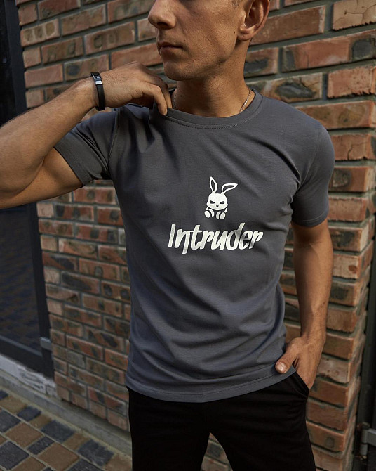 Чоловіча футболка Intruder Bunny бавовна c лого та написом класична однотонна Туреччина темно-сіра Одеса - фото 3