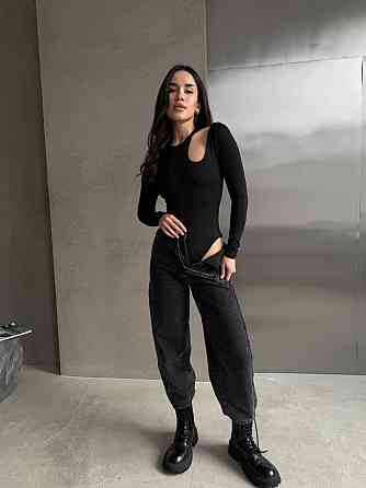 Жіноче стильне асиметричне боді з довгими рукавами трикотаж масло Чорний Одеса