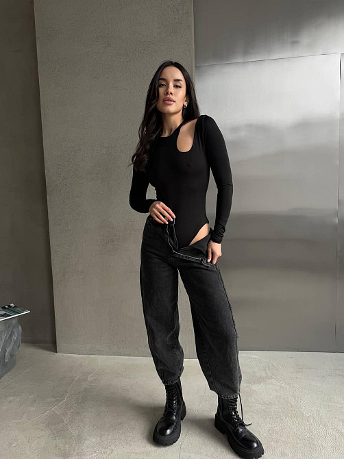 Жіноче стильне асиметричне боді з довгими рукавами трикотаж масло Чорний Одеса - фото 4