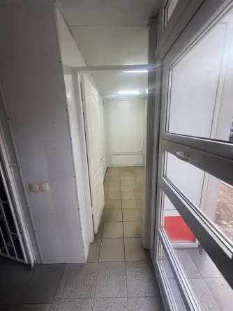 Приміщення на червоній лінії з окремим входом, була Аптека. Ідеально під магазин\послуги, зручний підїзд, гарний автомобільний трафік. Дніпро