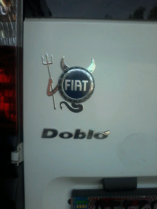 Стікер на авто Чортик з вилами опукла на емблему Київ - фото 2