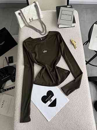 Стильний жіночий базовий лонгслів із написом і вирізом під пальчик мікродайвінг Хакі Одеса