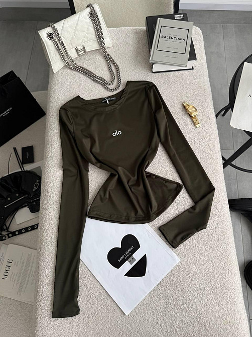 Стильный женский базовый лонгслив с надписью и вырезом под пальчик микродайвинг Хаки Одесса - изображение 4