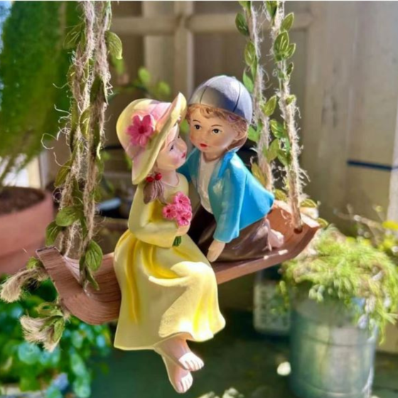 Фигурка Дети на качелях для мини-сада 17 х 14 см Полистоун Одесса