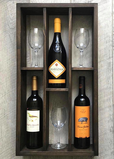 Настенная винная полка 
