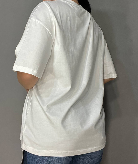 Футболка жіноча A-N 25037 оверсайз подовжена вільний крій виріз серце попереду one size, білий, one size Київ - фото 12