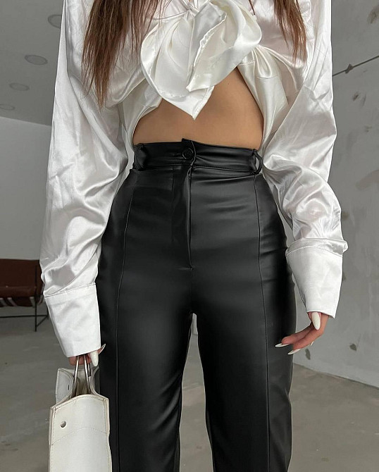 Жіночі чорні штани з розрізами на високій посадці еко-шкіра Одеса - фото 3