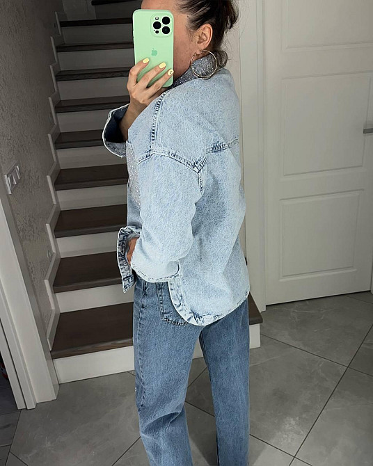 Жіноча джинсова куртка-сорочка вільного крою зі стразами 100% котон 44 Одеса - фото 2