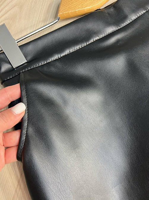 Шорти жіночі Gritana 173 зі спідницею на запах короткі з розрізом екошкіра чорні , чорний, XS Київ - фото 8