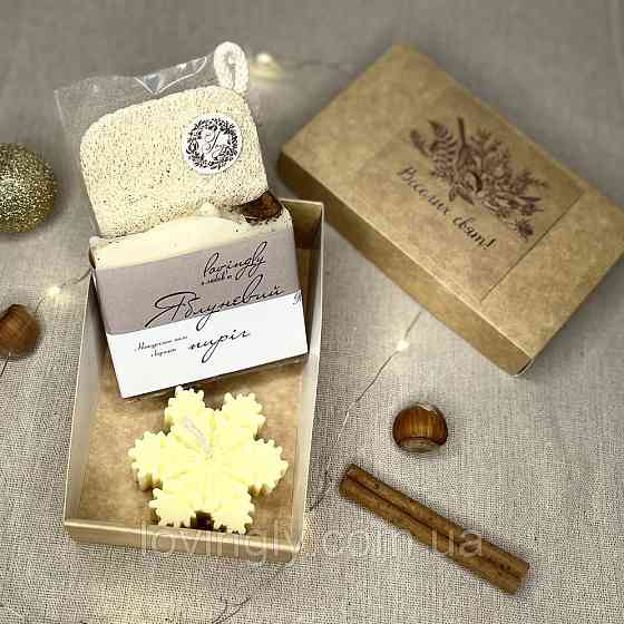 Подарок для коллег на Новый год, мыло с нуля, свеча-снежинка, люфа, праздничная коробка Ирпень