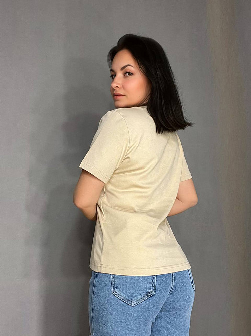 Футболка жіноча A-N 26001 базова однотонна з невеликою вишивкою ведмедик попереду середня довжина one size, бежевий, one size Київ - фото 16