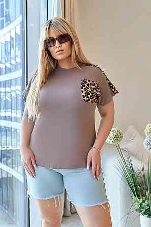 Женская футболка с леопардовыми вставками 